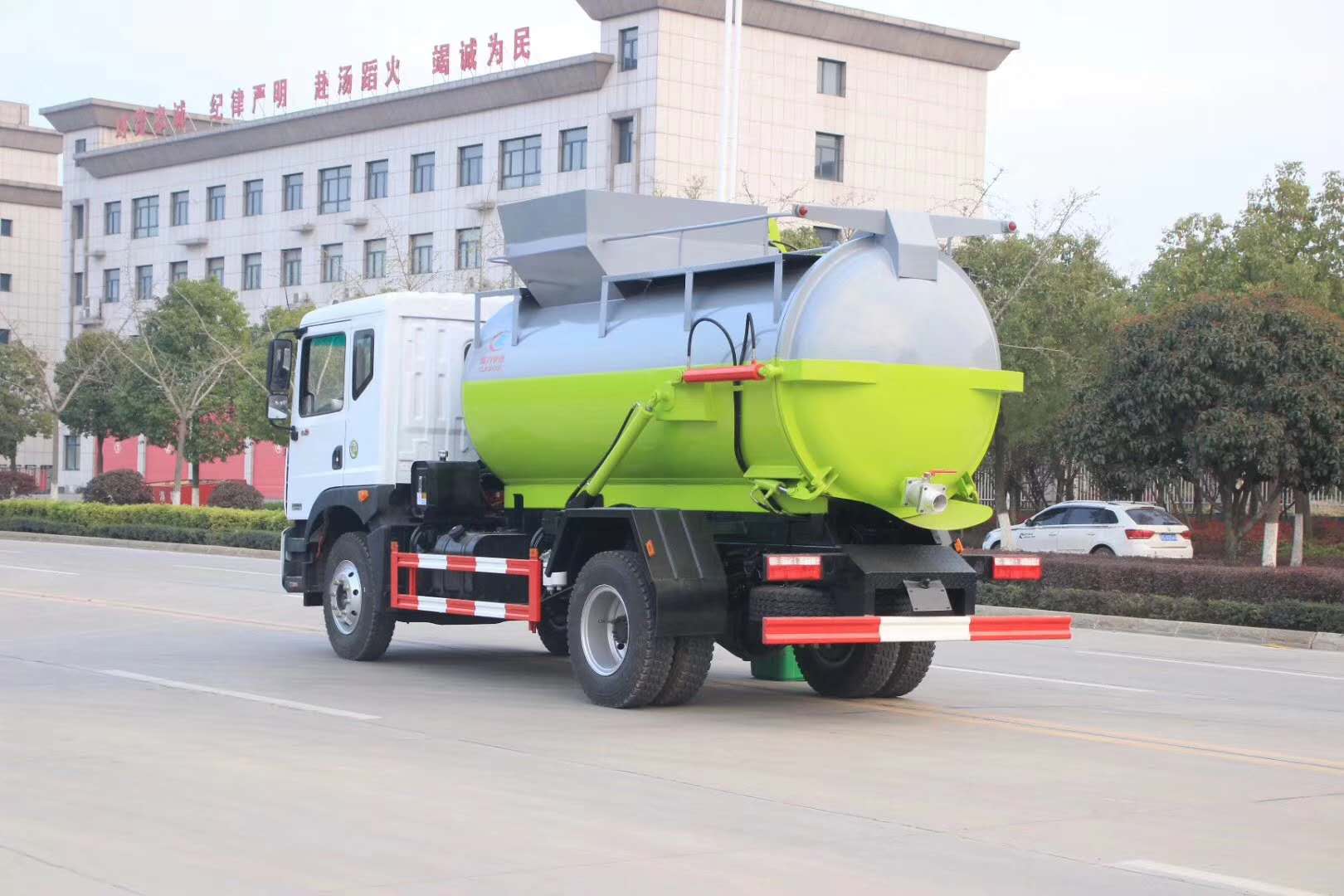 東風(fēng)9噸罐式餐廚垃圾車