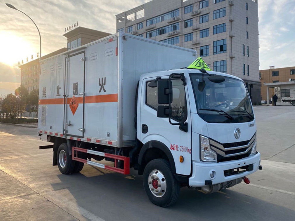 東風4.1米貨廂爆破器材運輸車