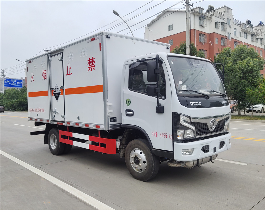 東風D6國六腐蝕性廂式運輸車