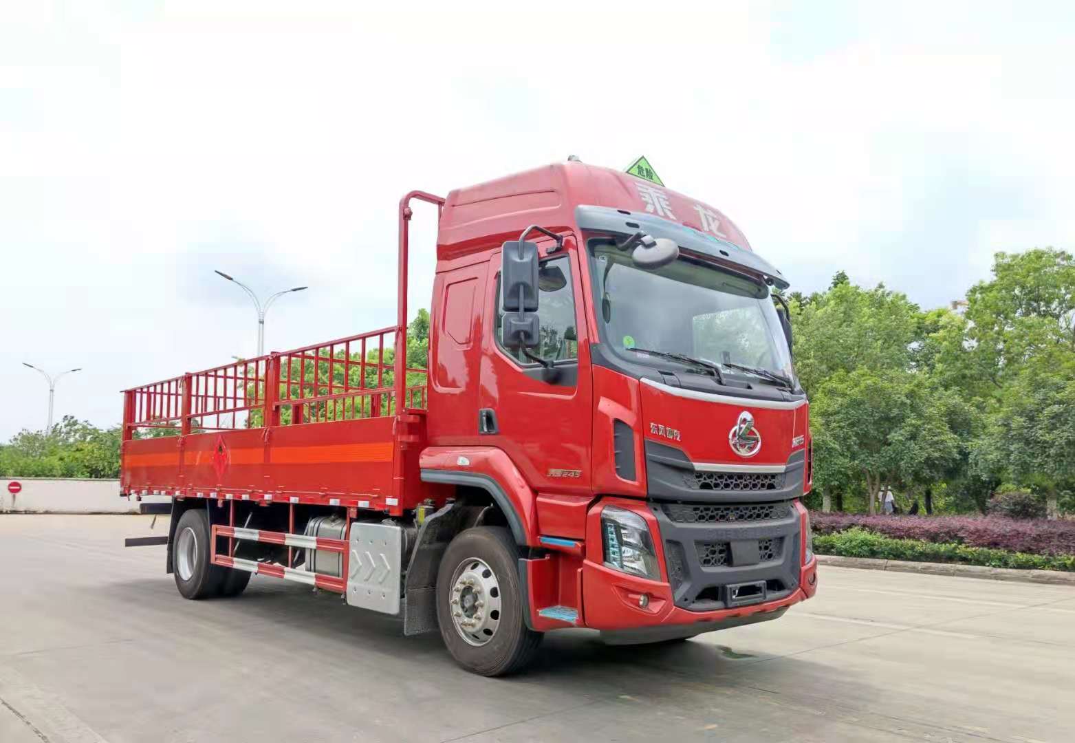 柳汽乘龍高頂雙臥6.8米貨廂氣瓶運(yùn)輸車
