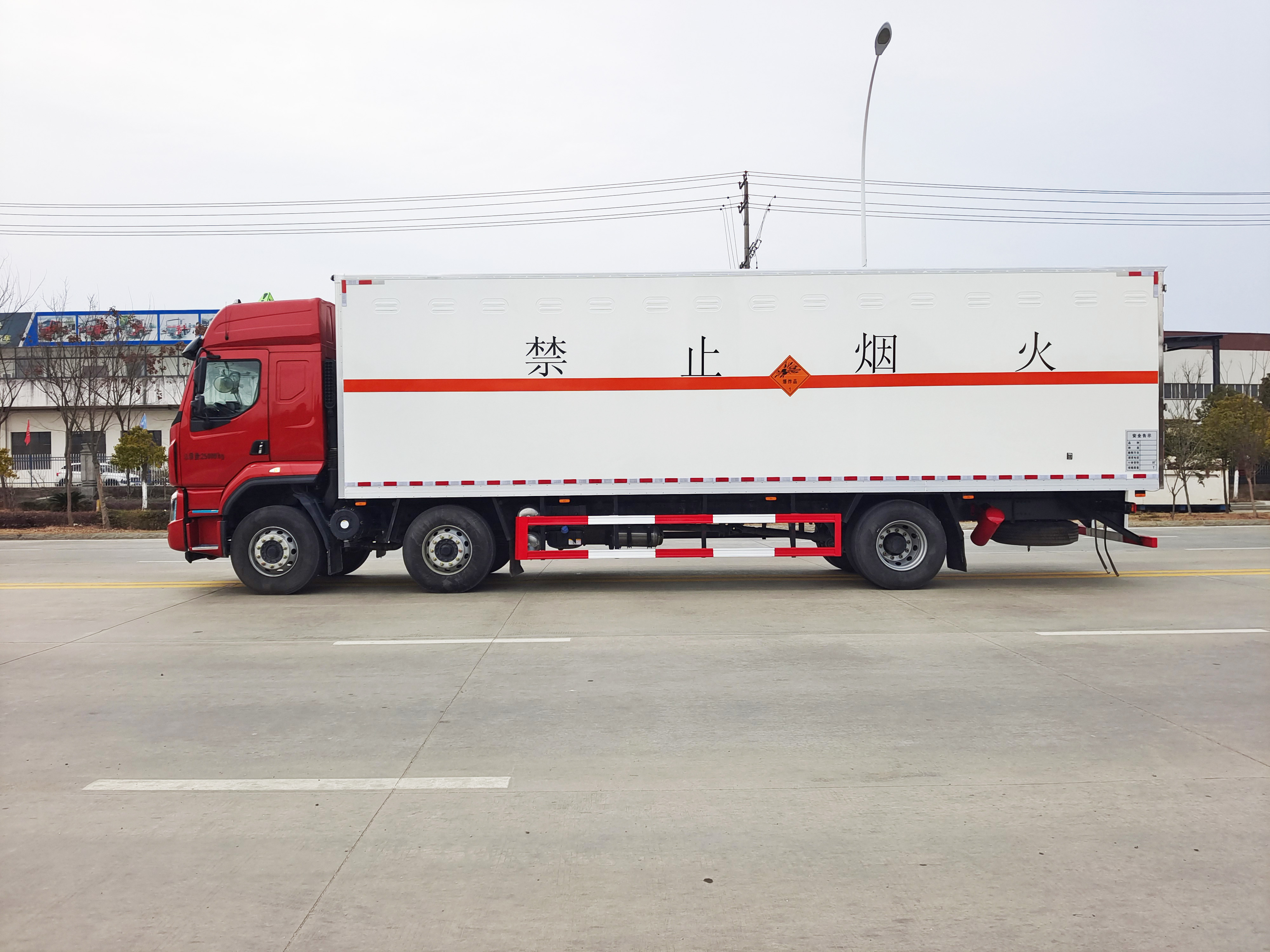 柳汽9.6米三軸爆破器材運輸車