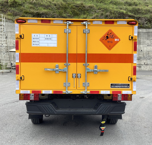 江鈴皮卡四驅小型炸藥雷管車