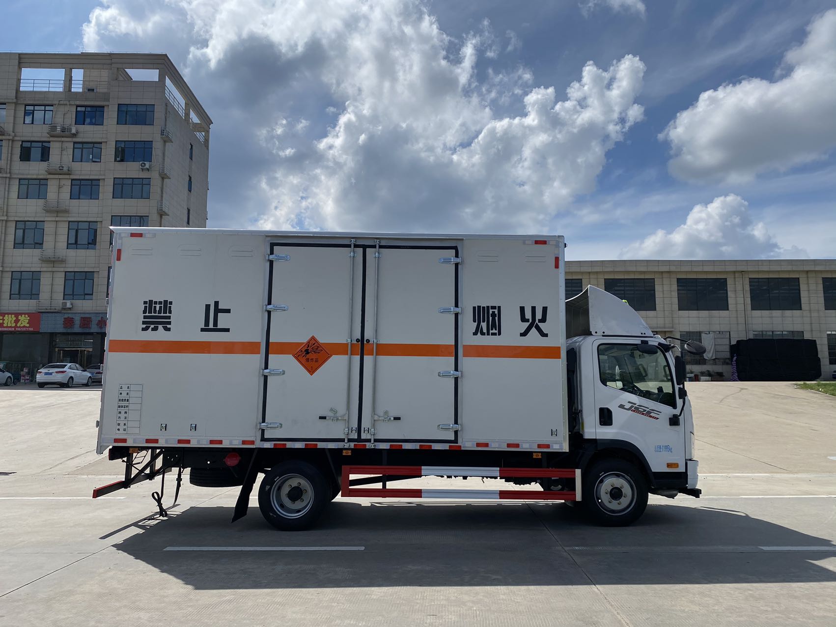 解放黃牌5.15米爆破器材運(yùn)輸車
