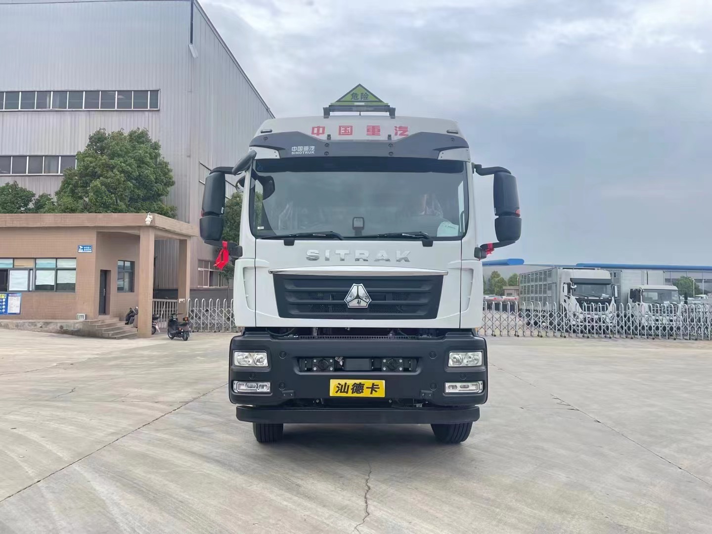 重汽汕德卡三軸9米6爆破器材運(yùn)輸車(chē)