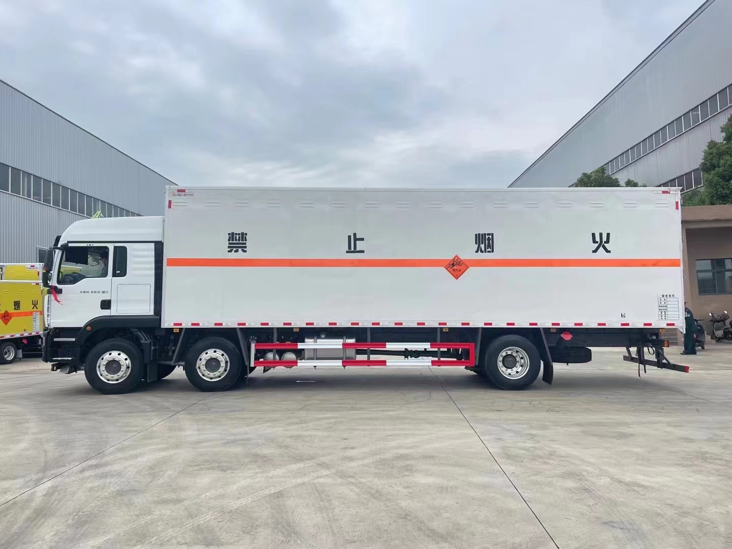 重汽汕德卡三軸9米6爆破器材運(yùn)輸車(chē)