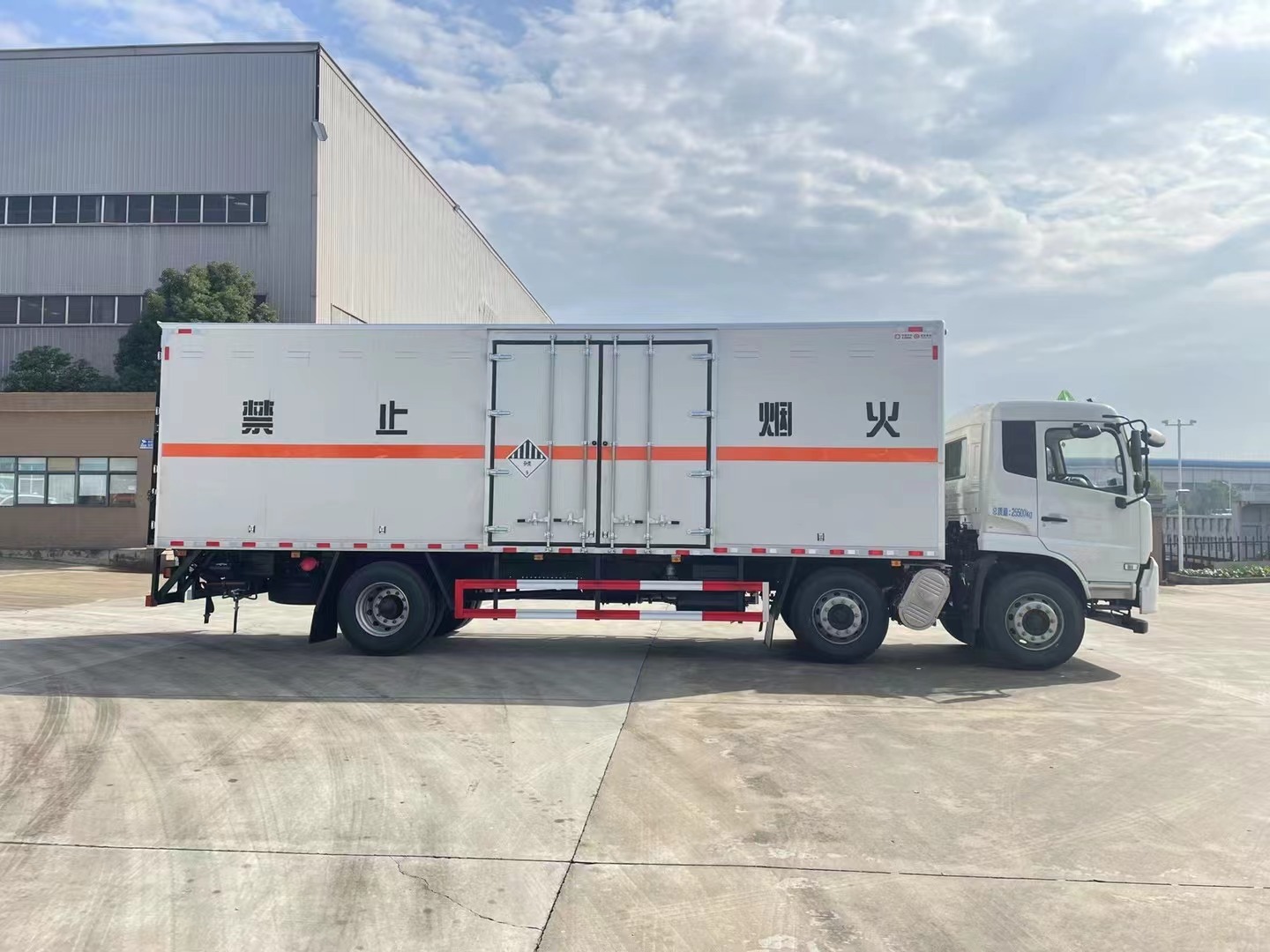 雜項危險廢物廂式車/8.6米