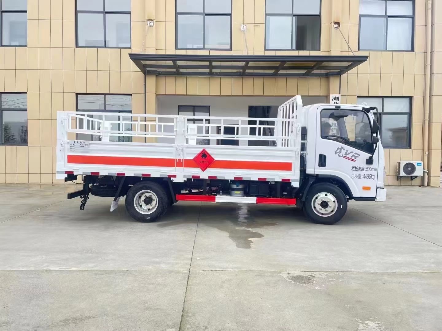 解放4米2藍(lán)牌國(guó)六氣瓶車(chē)