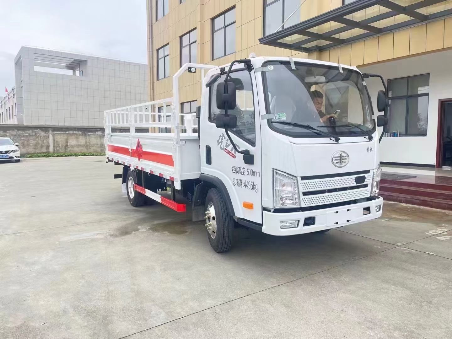 解放4米2藍(lán)牌國(guó)六氣瓶車(chē)