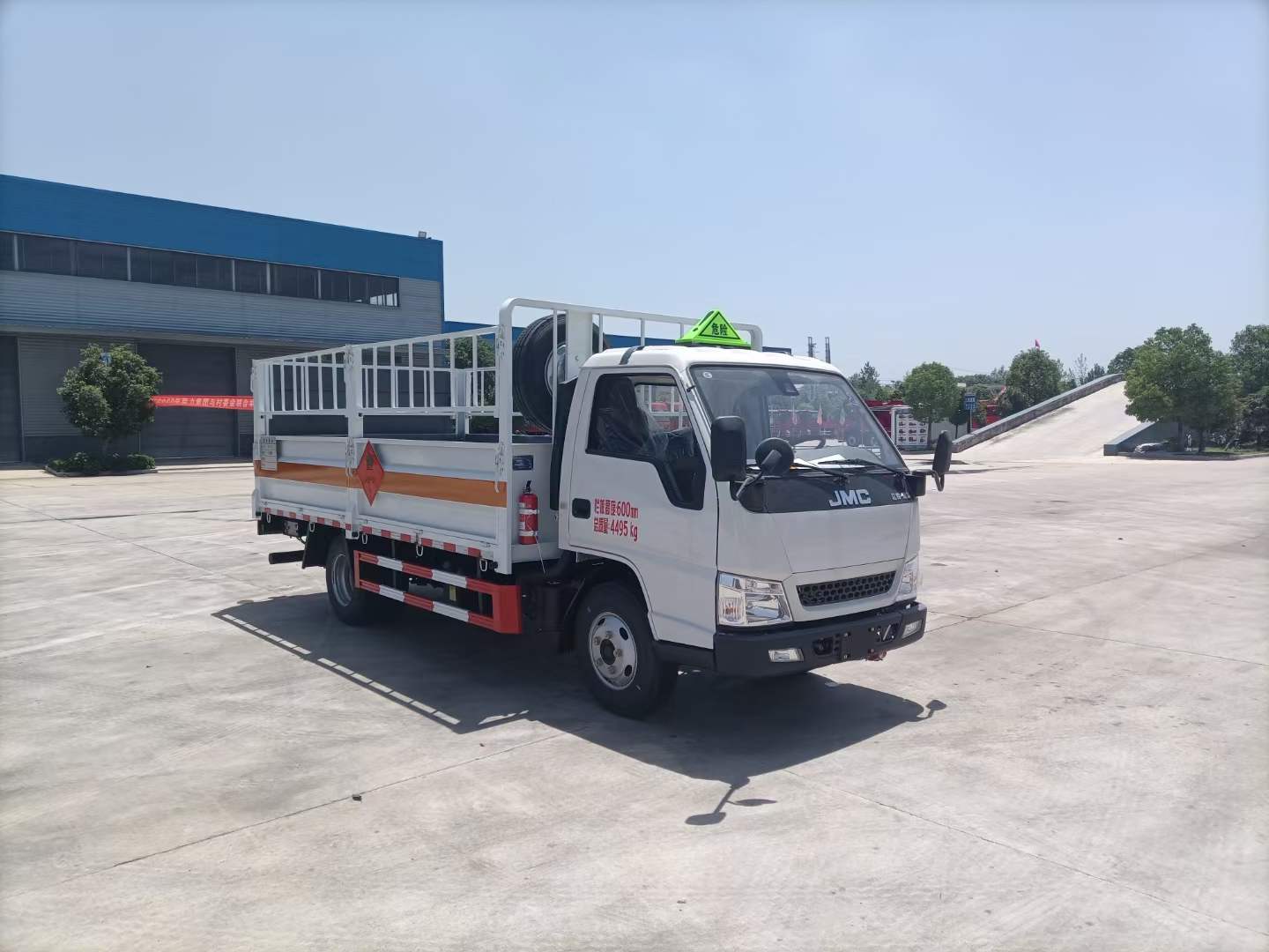 江鈴4米2國六藍牌1.8噸氣瓶車