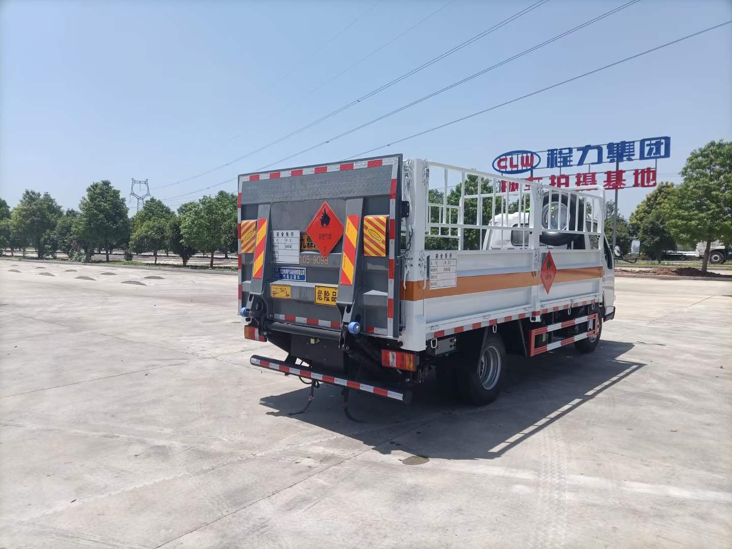 江鈴4米2國六藍牌1.8噸氣瓶車