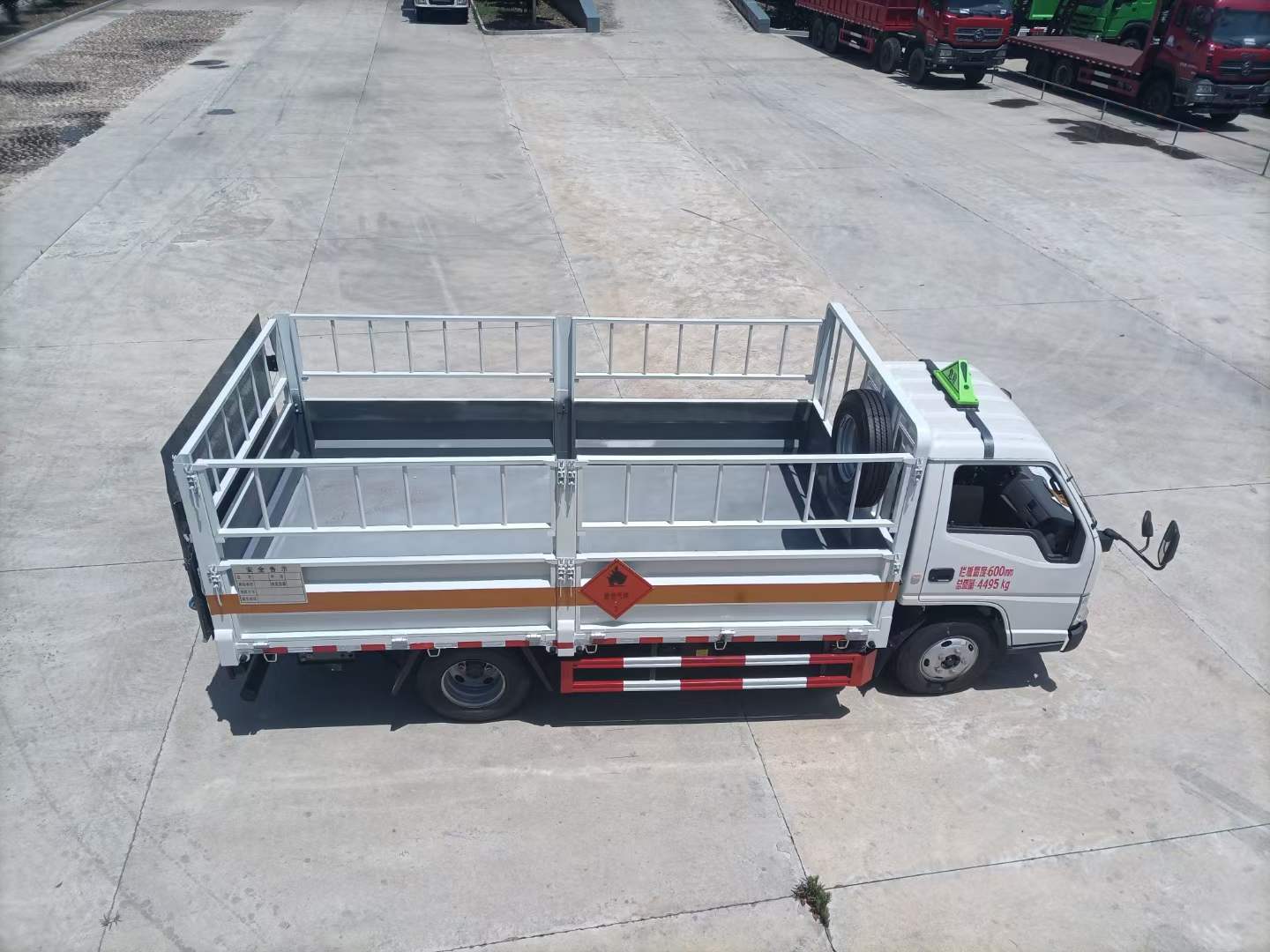 江鈴4米2國六藍牌1.8噸氣瓶車