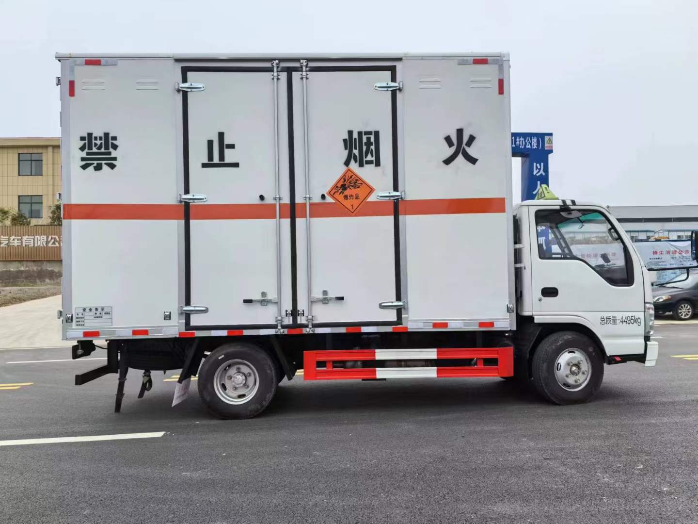 五十鈴4.25米國六藍(lán)牌爆破器材運(yùn)輸車