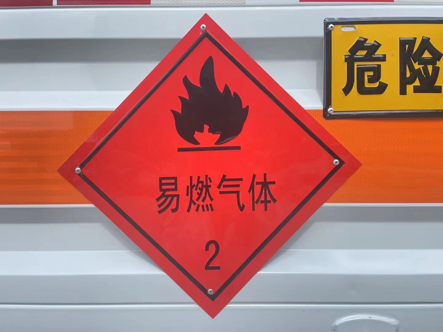 東風途逸汽油版3米氣瓶運輸車