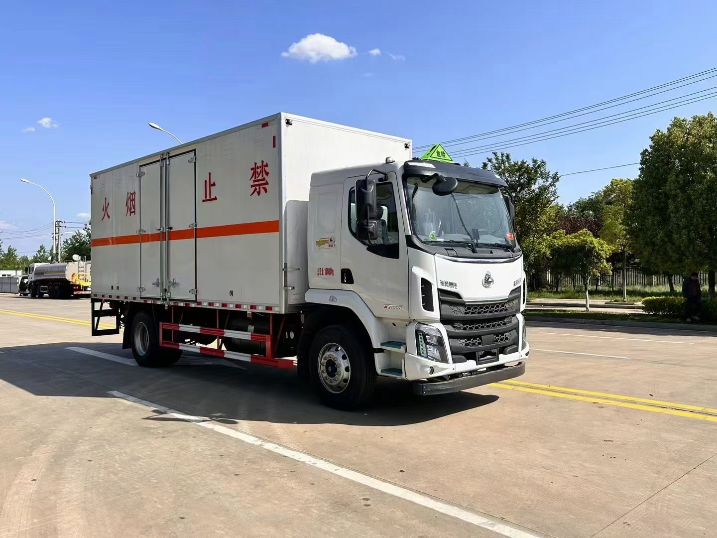 柳汽乘龍6.8米雜項(xiàng)危險(xiǎn)物品廂式車