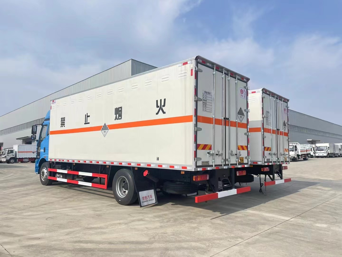 解放精致版6.8米雜項(xiàng)廂式車(chē)