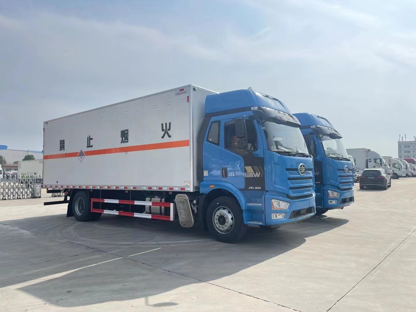 解放精致版6.8米雜項(xiàng)廂式車(chē)