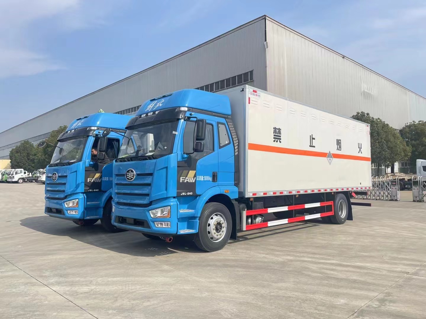 解放精致版6.8米雜項(xiàng)廂式車(chē)
