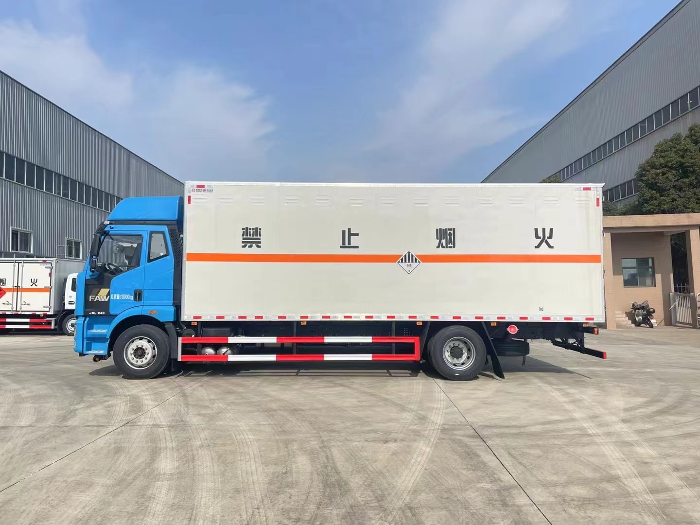 解放精致版6.8米雜項(xiàng)廂式車(chē)