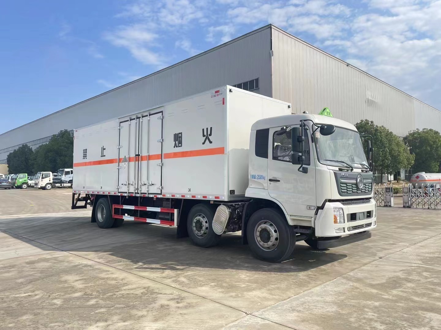 雜項(xiàng)危險(xiǎn)廢物廂式車/8.6米九類危險(xiǎn)品廂式車