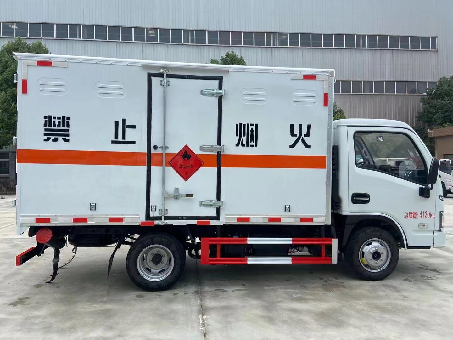 躍進(jìn)柴油版3.4米甲醇運(yùn)輸車