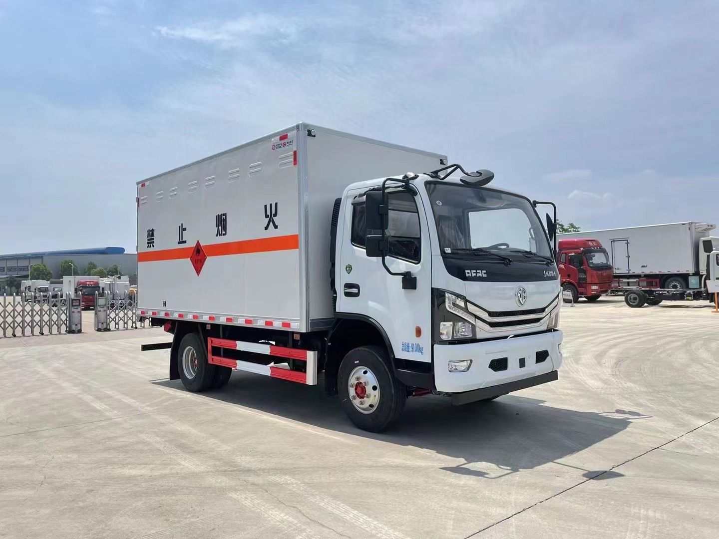 東風(fēng)多利卡（4.3米）5噸易燃液體廂式車(chē)