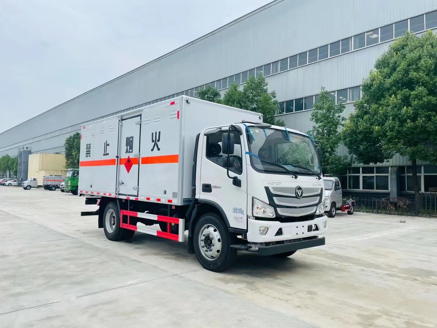 福田歐馬可（5.2米）6.8噸易燃液體廂式運(yùn)輸車(chē)
