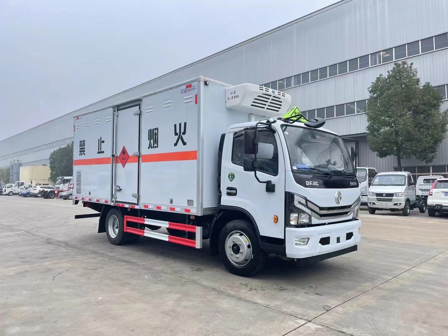 東風(fēng)多利卡（5.2米）7.2噸易燃液體廂式運(yùn)輸車(chē)