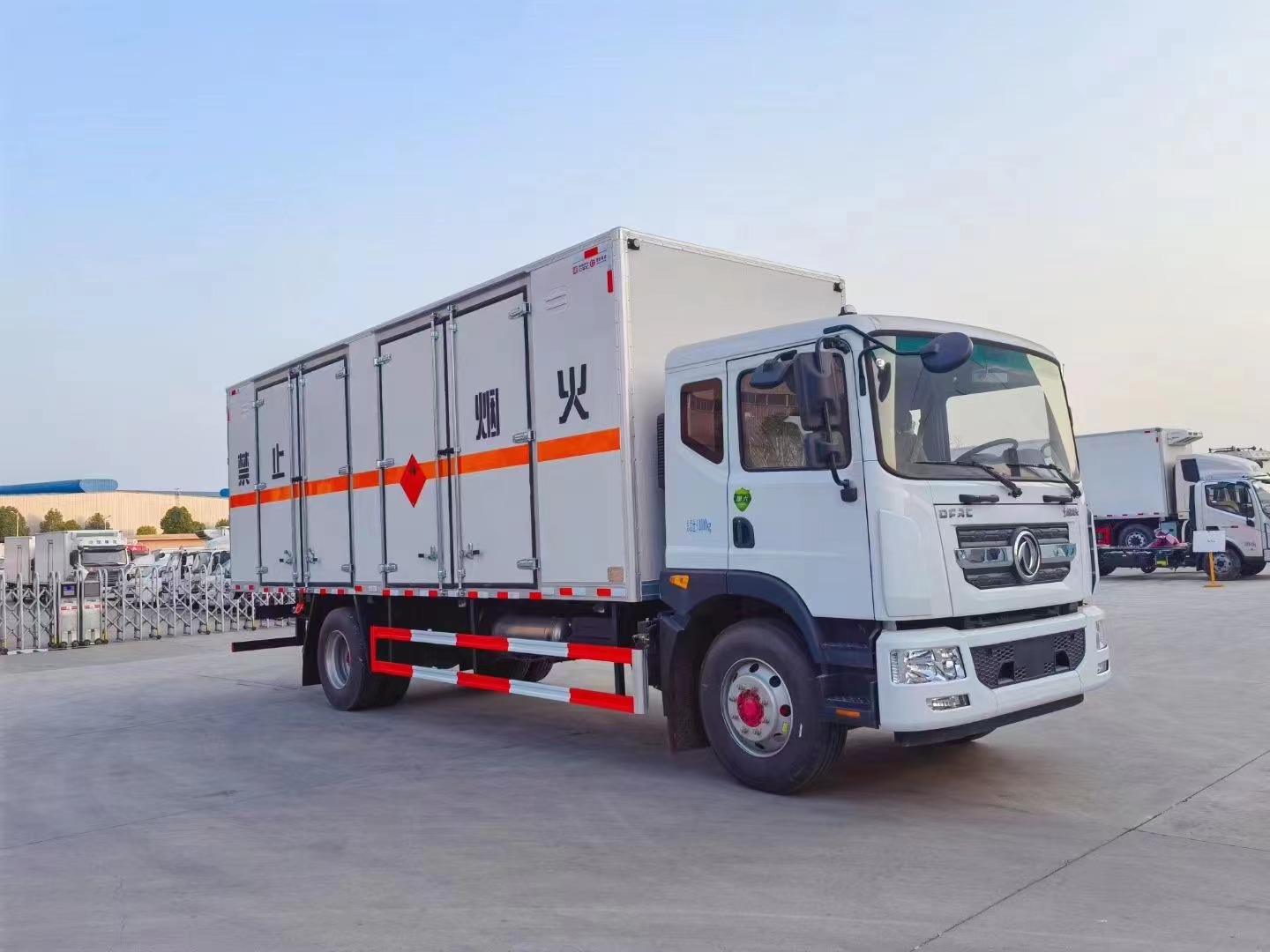 東風(fēng)7米6三類(lèi)危險(xiǎn)品廂式車(chē)