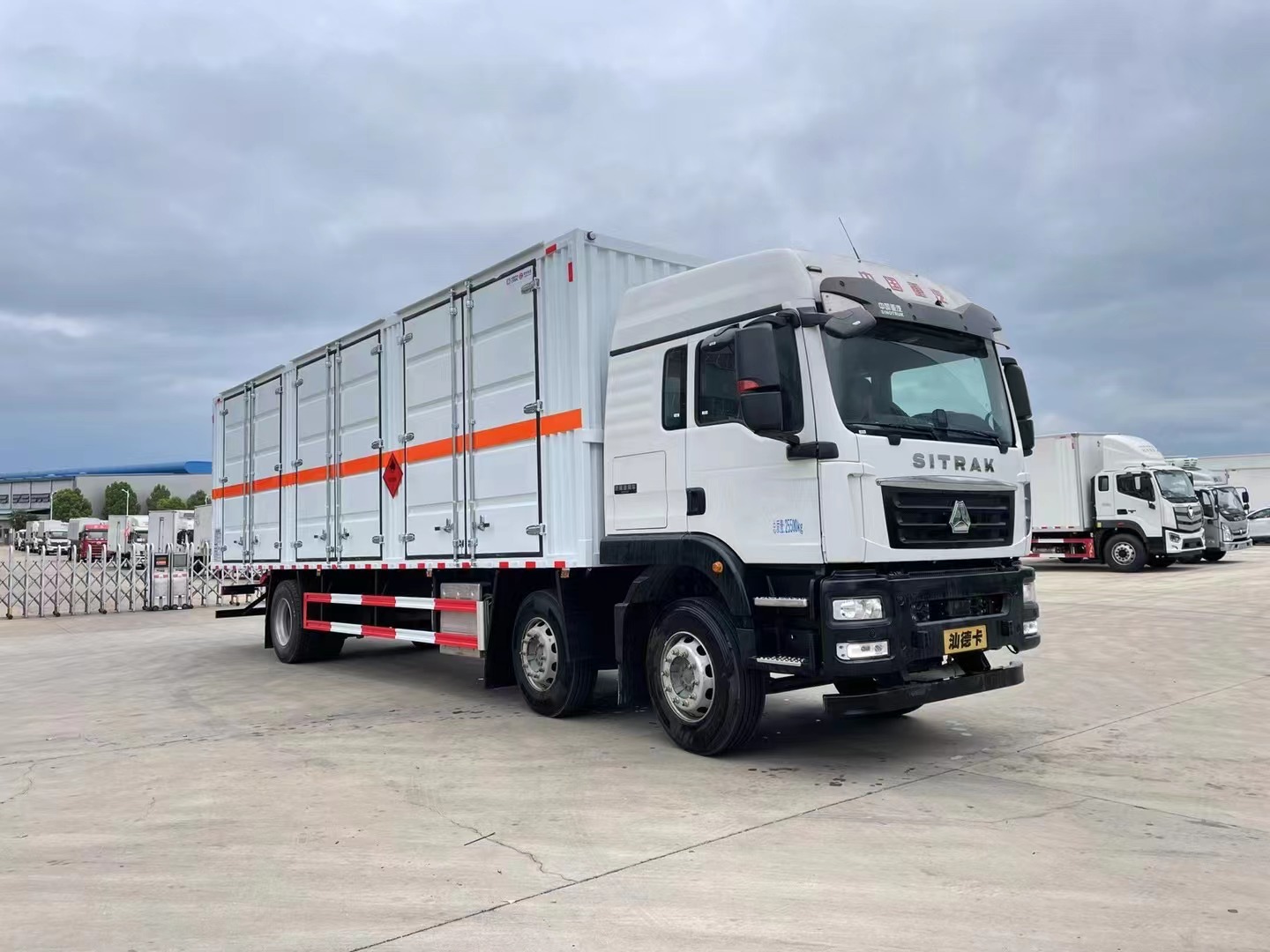重汽汕德卡9.5米易燃液體廂式運(yùn)輸車(chē)