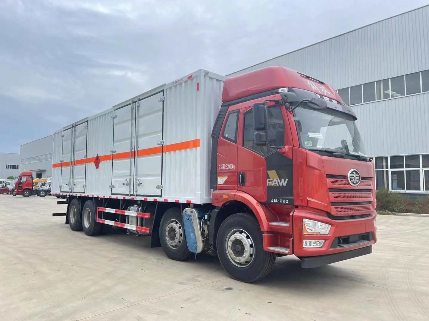解放9.6米易燃液體廂式運(yùn)輸車(chē)