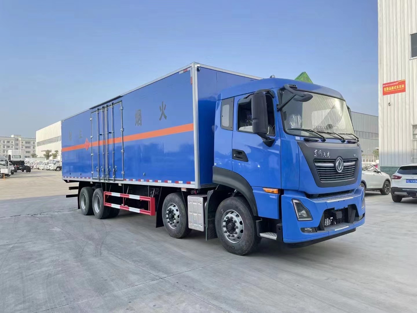 東風(fēng)天龍9.4米易燃液體廂式車(chē)/甲醇廂式運(yùn)輸車(chē)