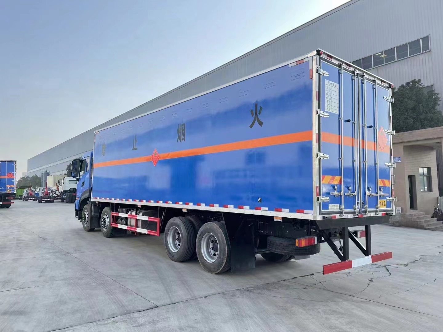 東風(fēng)天龍9.4米易燃液體廂式車/甲醇廂式運(yùn)輸車