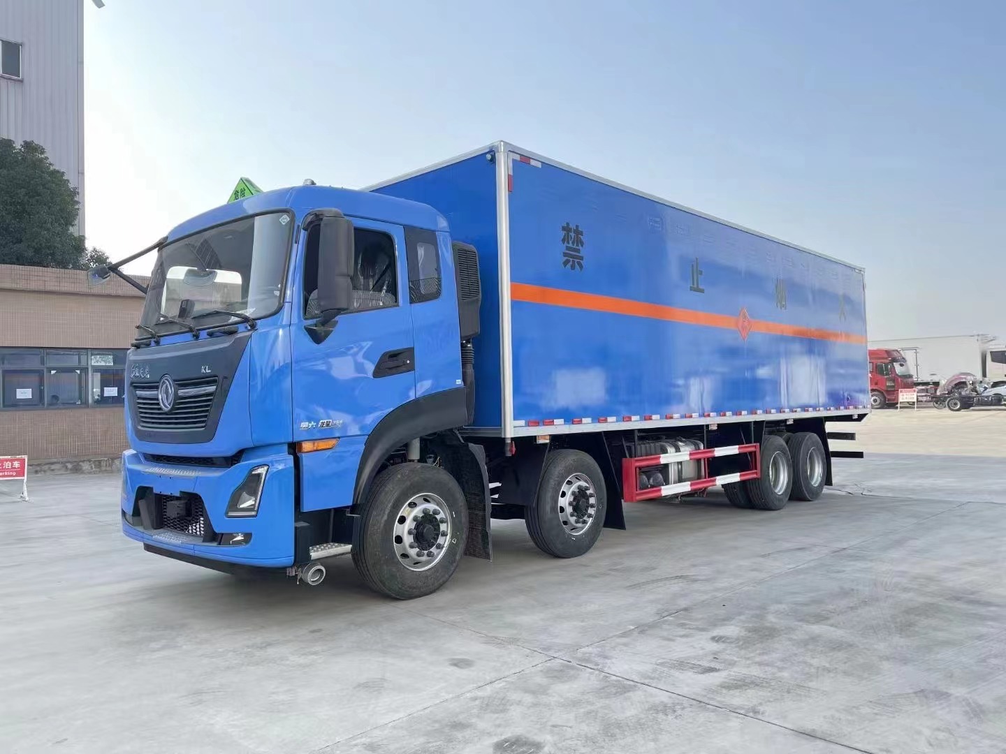東風(fēng)天龍9.4米易燃液體廂式車/甲醇廂式運(yùn)輸車