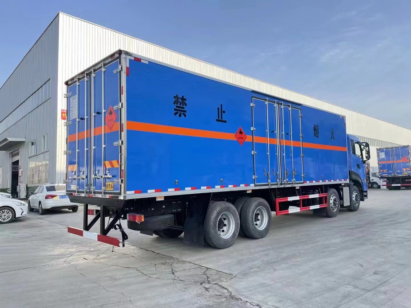 東風(fēng)天龍9.4米易燃液體廂式車/甲醇廂式運(yùn)輸車