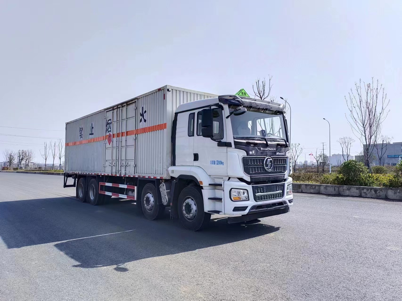 陜汽德龍M3000易燃液體廂式運(yùn)輸車(chē)