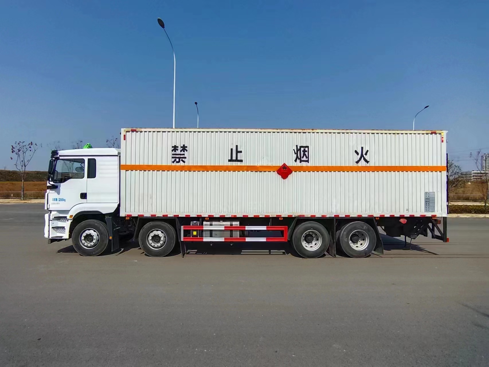 陜汽德龍M3000易燃液體廂式運輸車