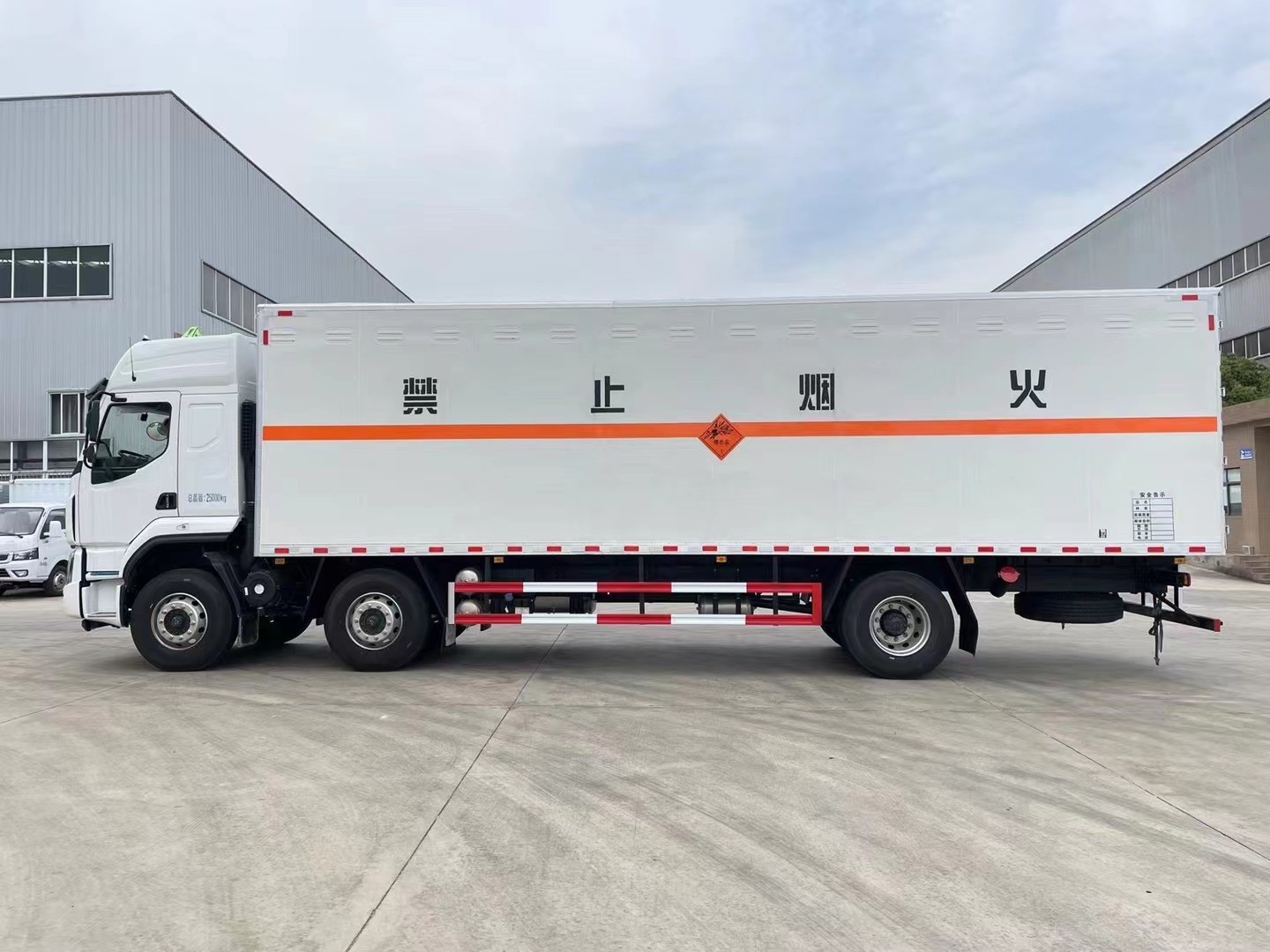 柳汽三軸350馬力國六9米6爆破車