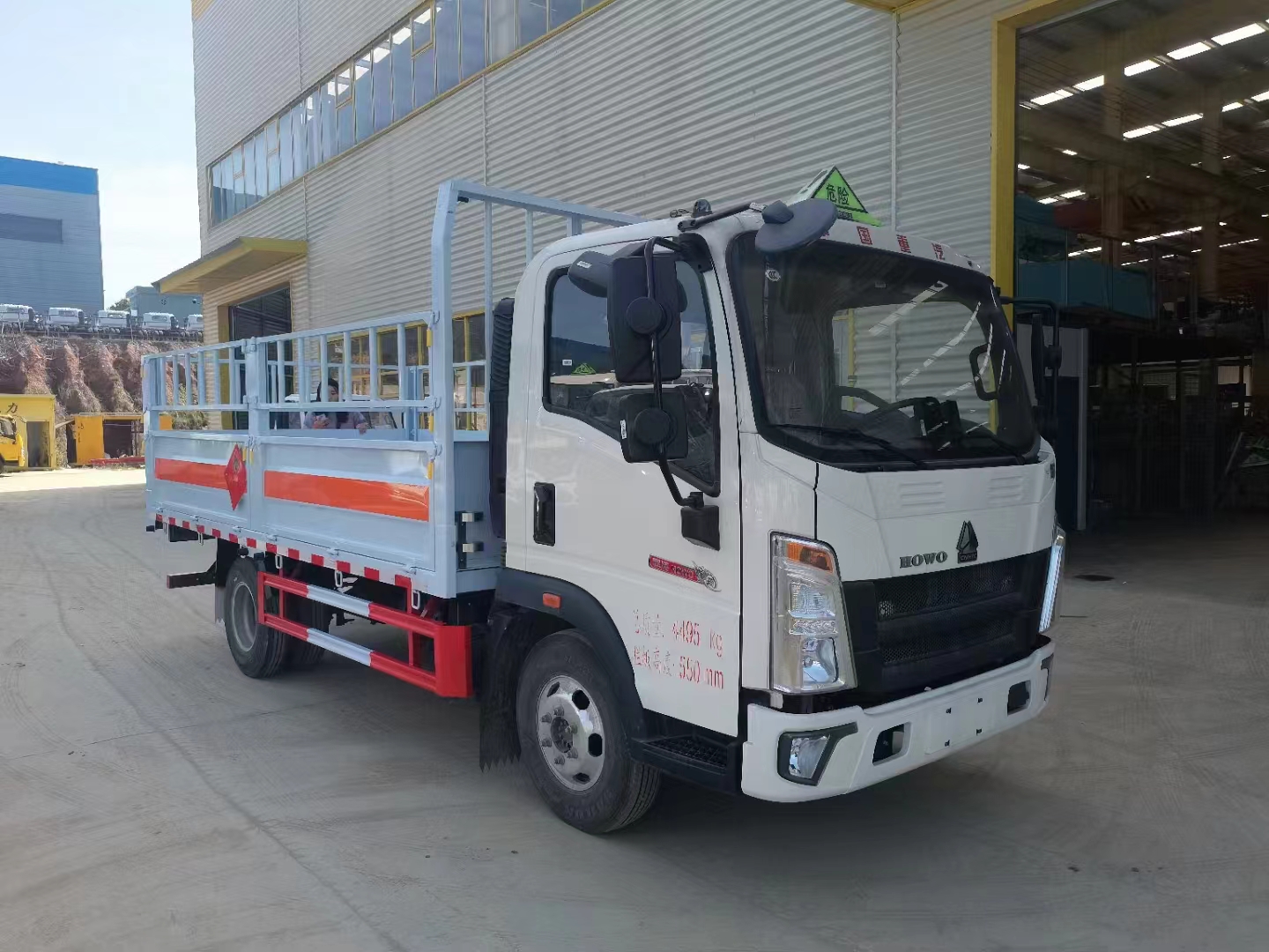 重汽豪沃藍(lán)牌4米2國六1.8噸氣瓶車