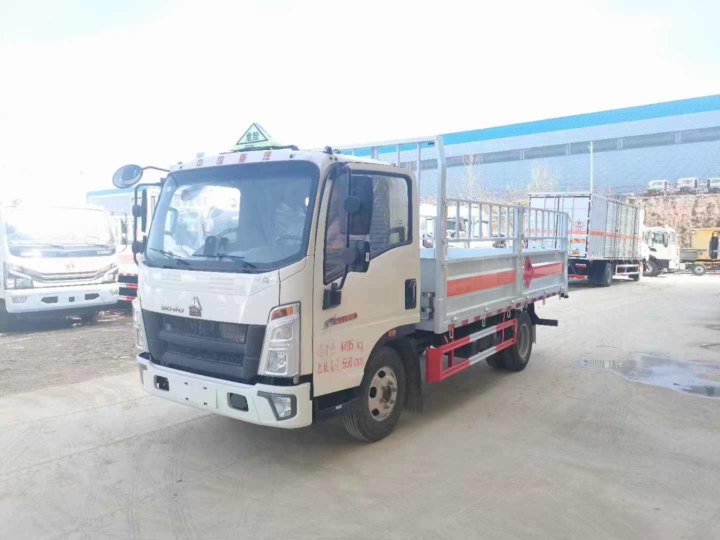重汽豪沃藍(lán)牌4米2國六1.8噸氣瓶車