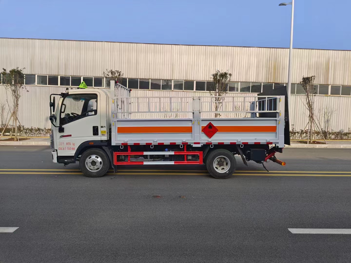 重汽豪沃藍(lán)牌4米2國六1.8噸氣瓶車