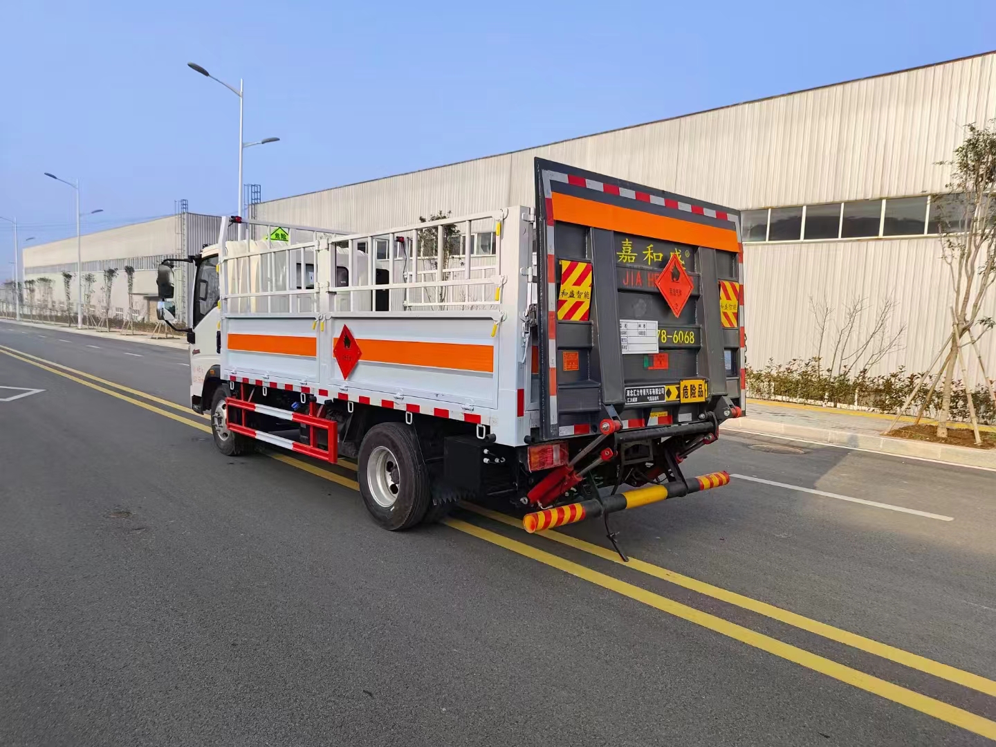 重汽豪沃藍(lán)牌4米2國六1.8噸氣瓶車