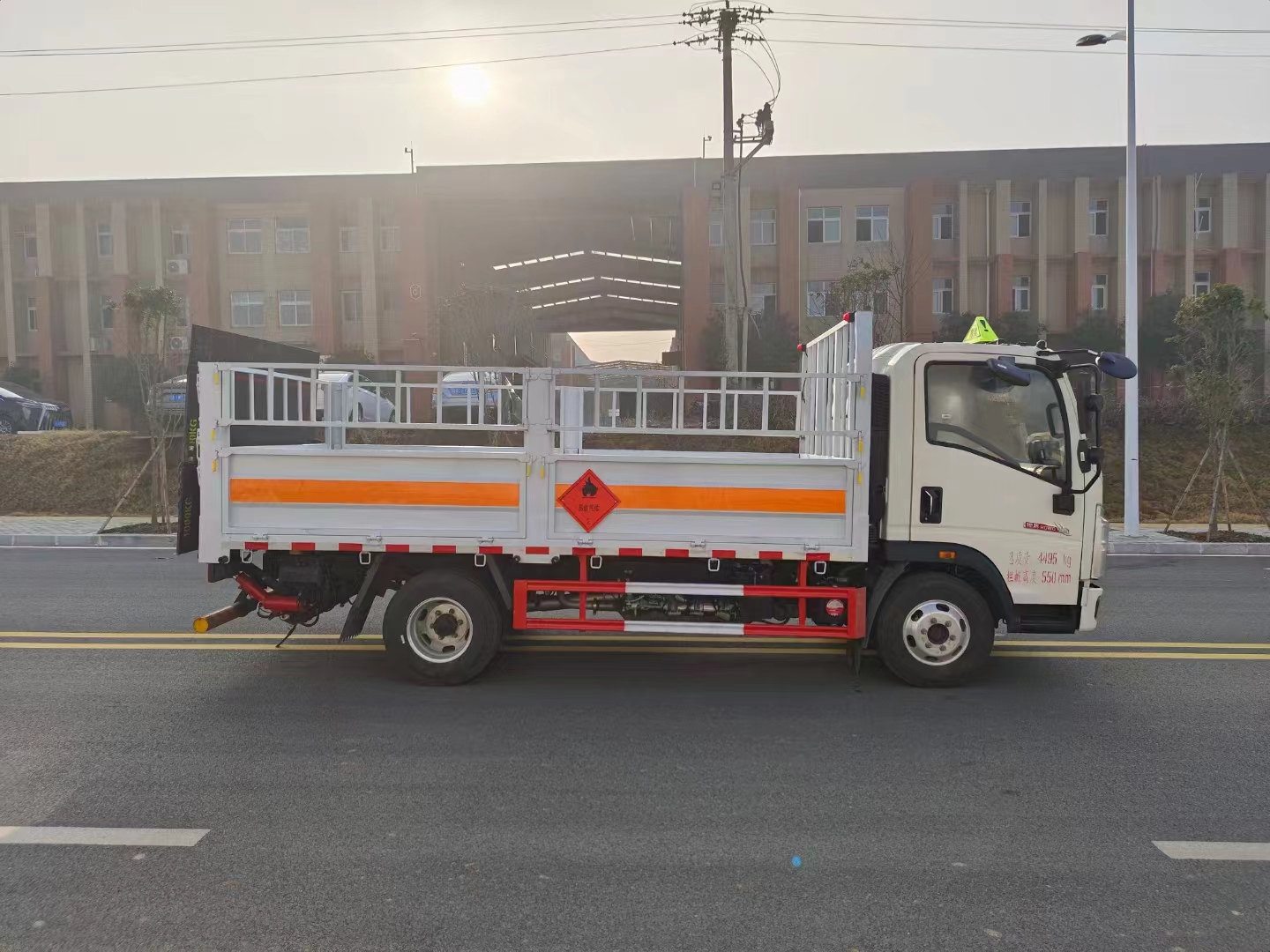重汽豪沃藍(lán)牌4米2國六1.8噸氣瓶車