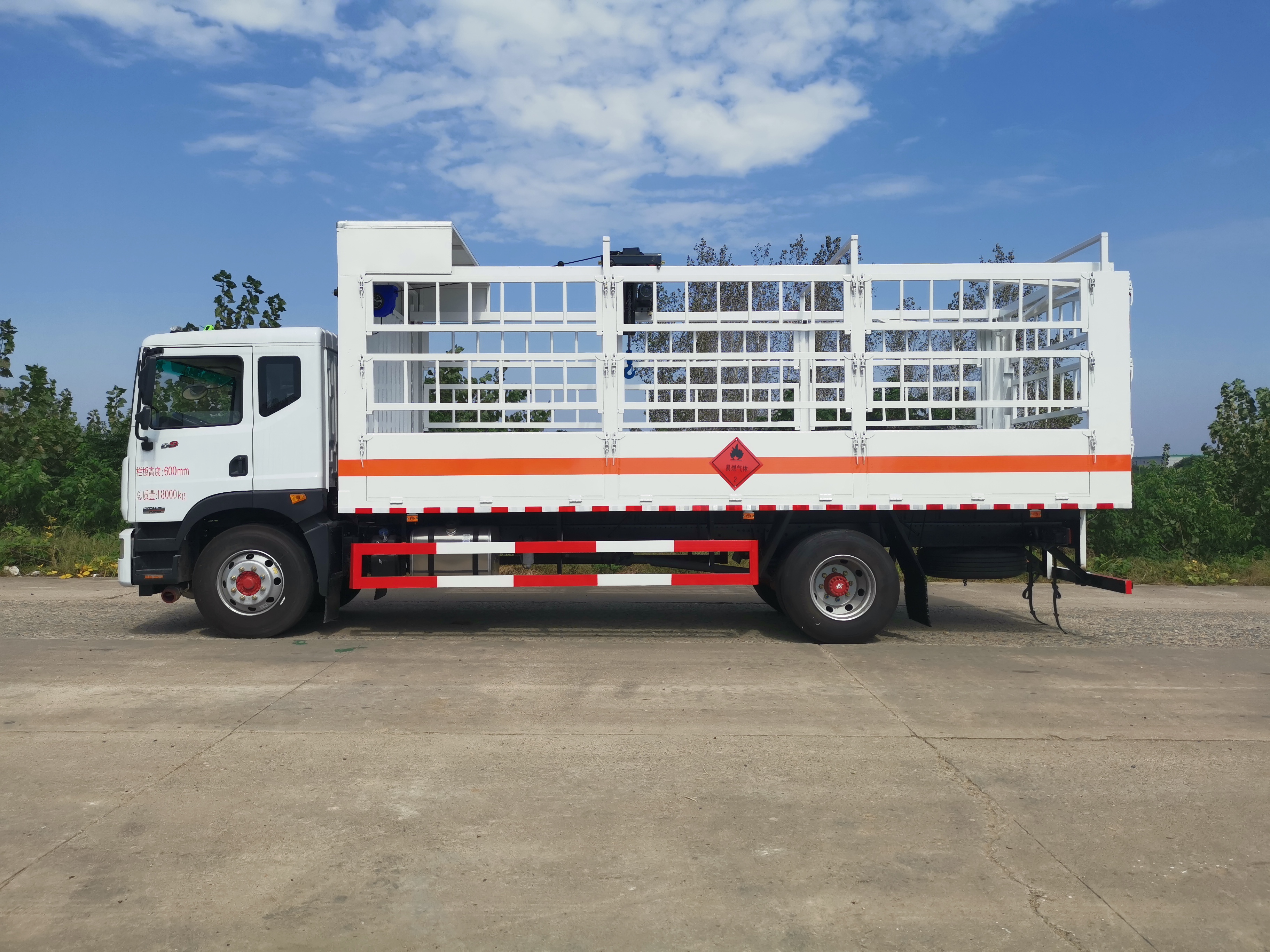 東風(fēng)D9國(guó)六帶滑道氣瓶車