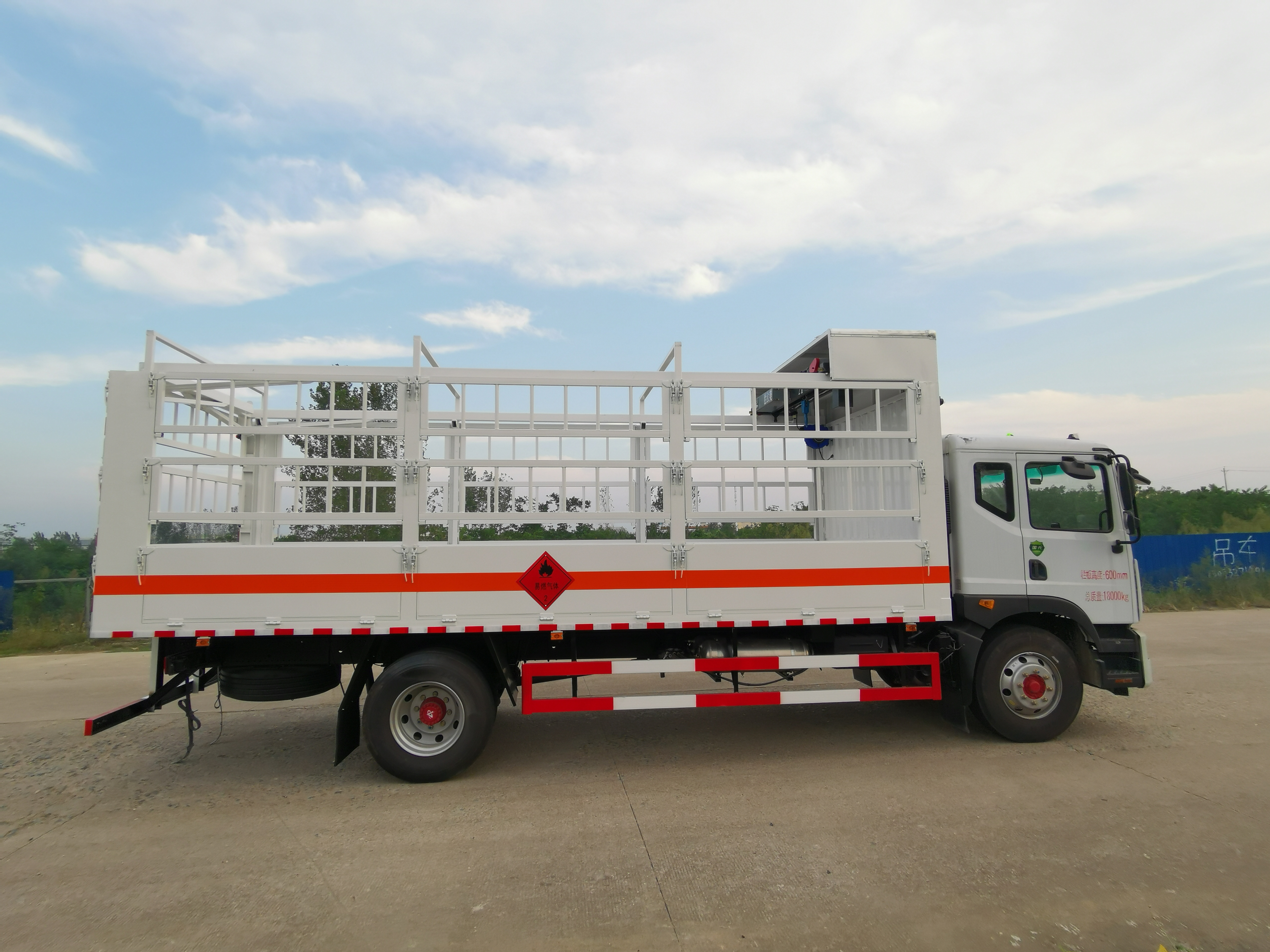 東風(fēng)D9國(guó)六帶滑道氣瓶車