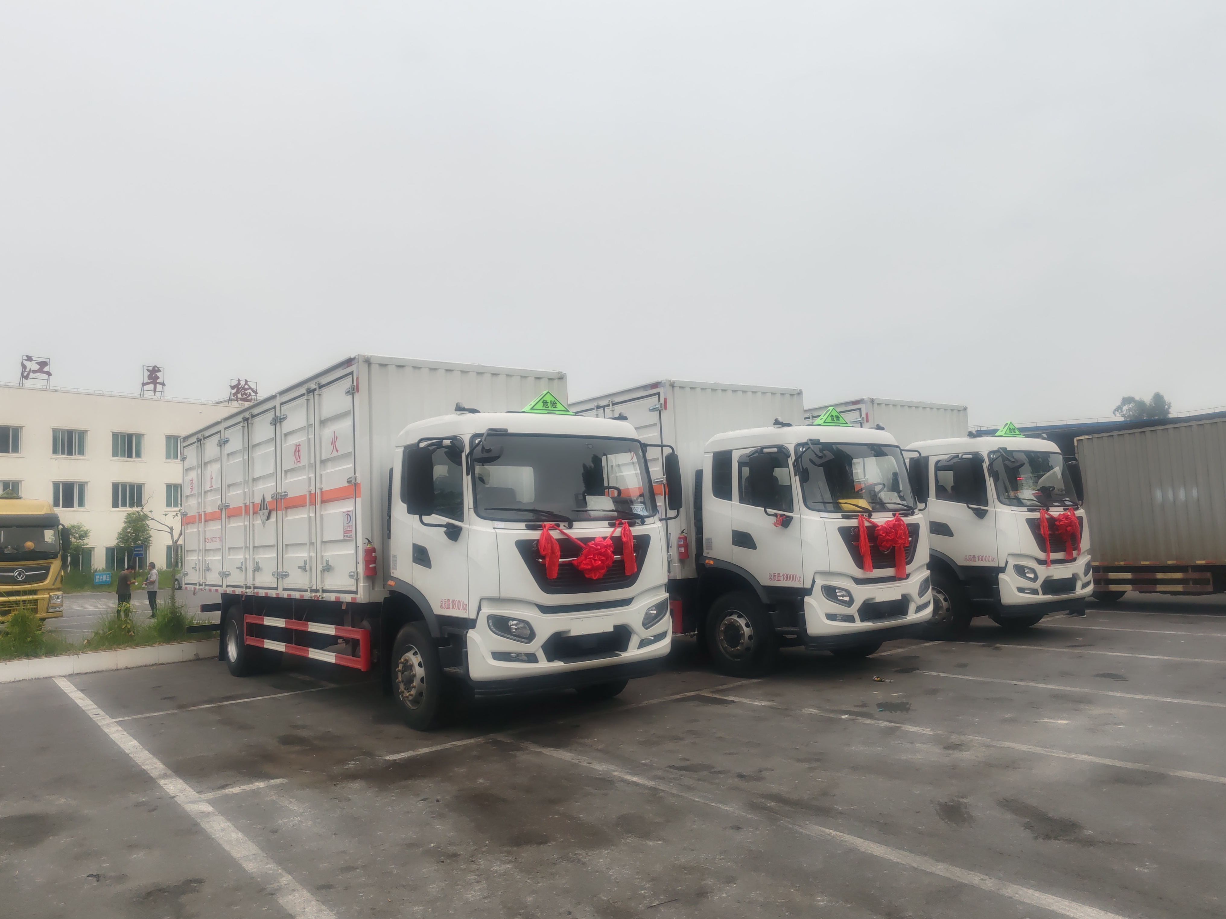 東風(fēng)天錦6米8雜項(xiàng)10噸左右開(kāi)門(mén)危險(xiǎn)品車(chē)