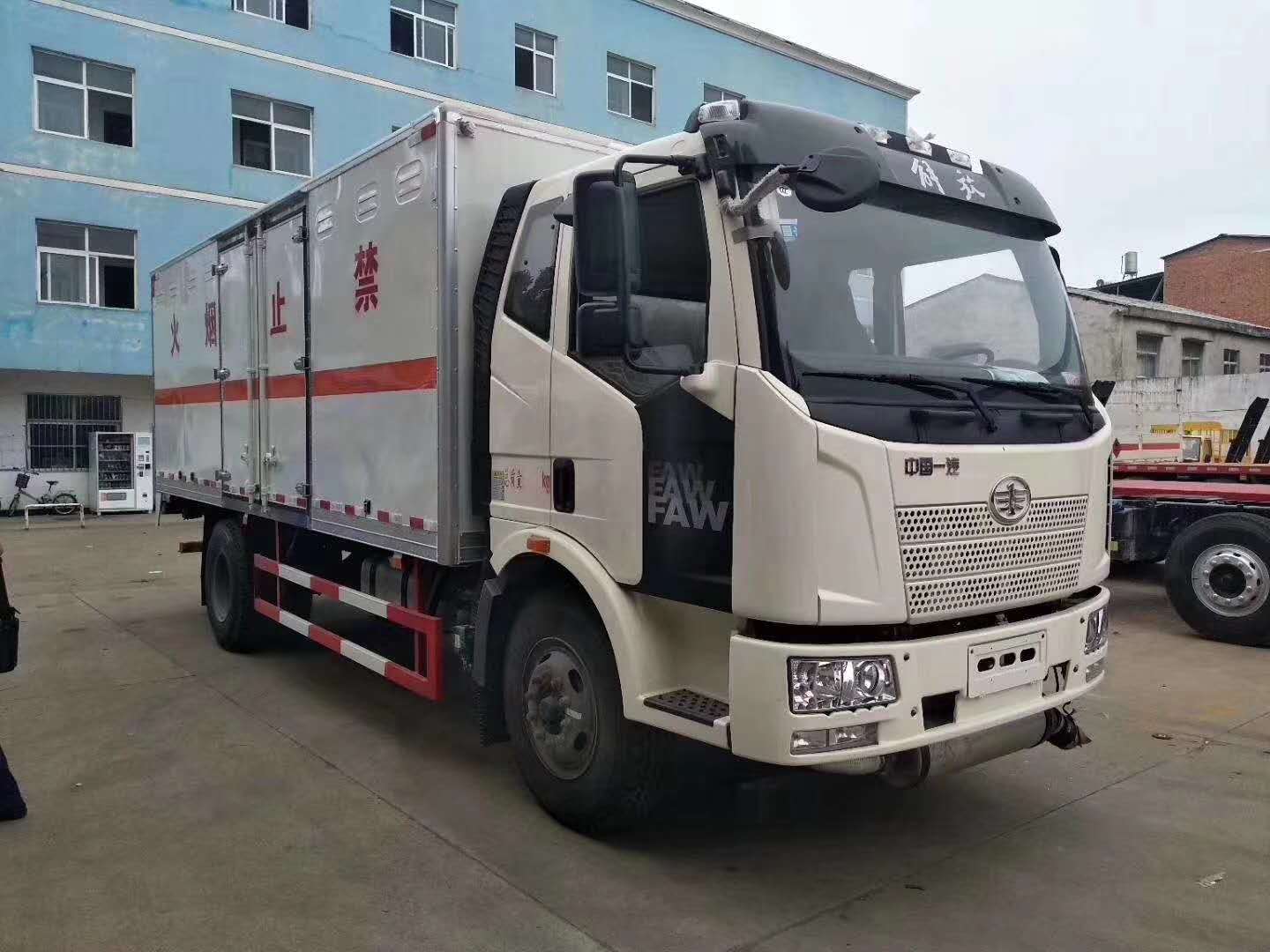 江蘇趙總訂購解放6.2米易燃液體廂式運輸車