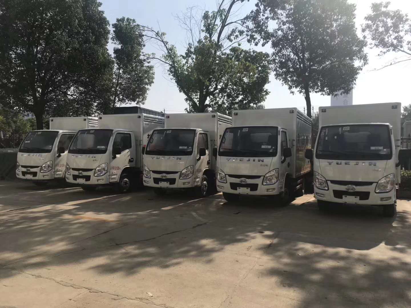 山東張總訂購(gòu)躍進(jìn)5臺(tái)躍進(jìn)液體廂式車(chē)發(fā)車(chē)