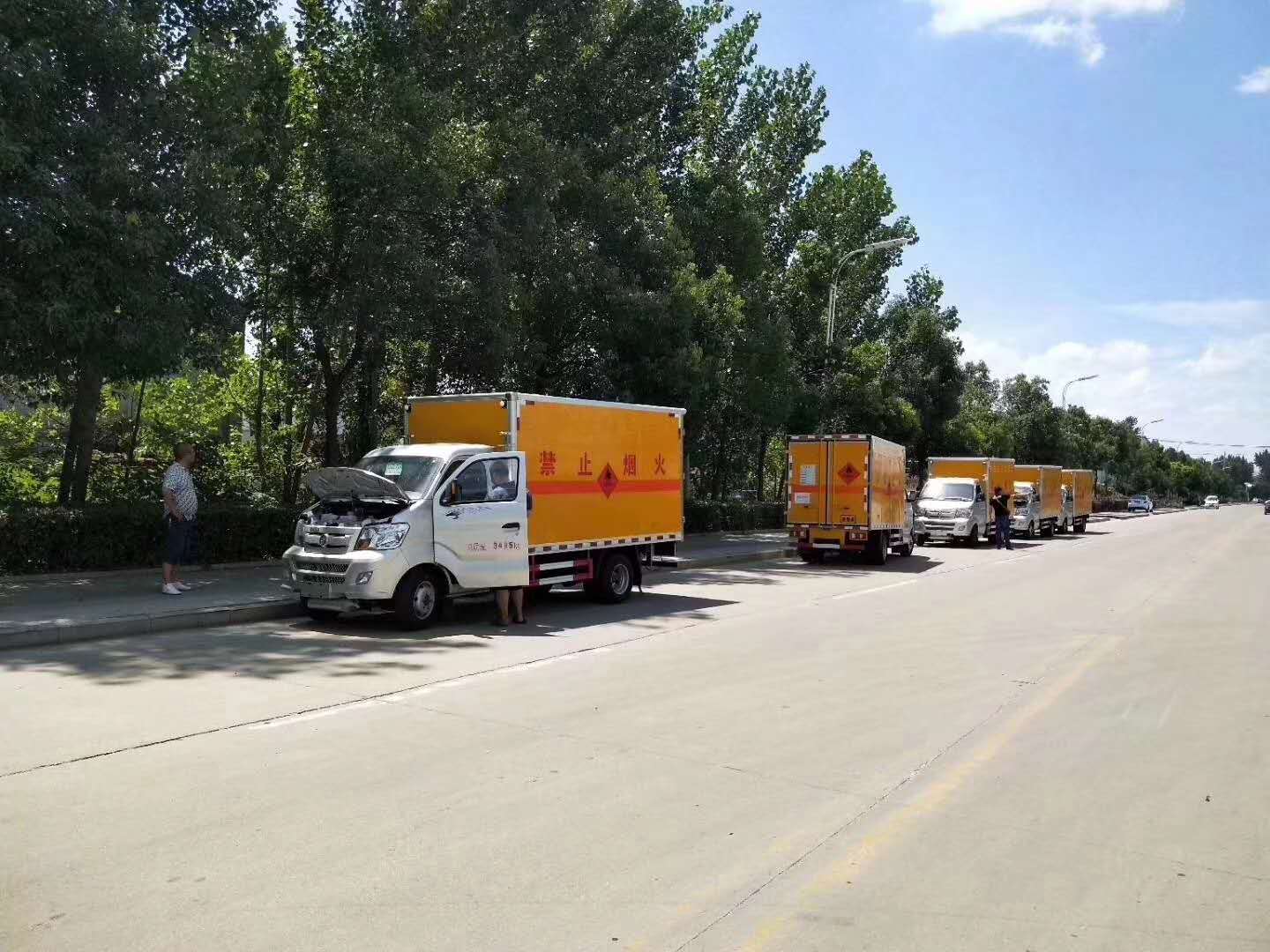 五臺(tái)重汽王牌易燃?xì)怏w廂式車(chē)成功交付陜西客戶王總