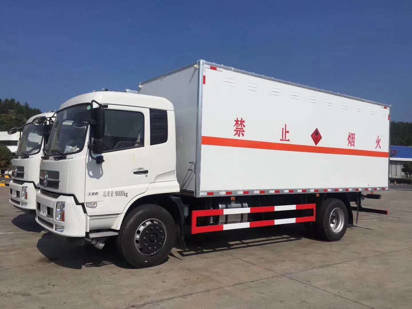 杭州陳總訂購2臺東風天錦易燃液體廂式車發車