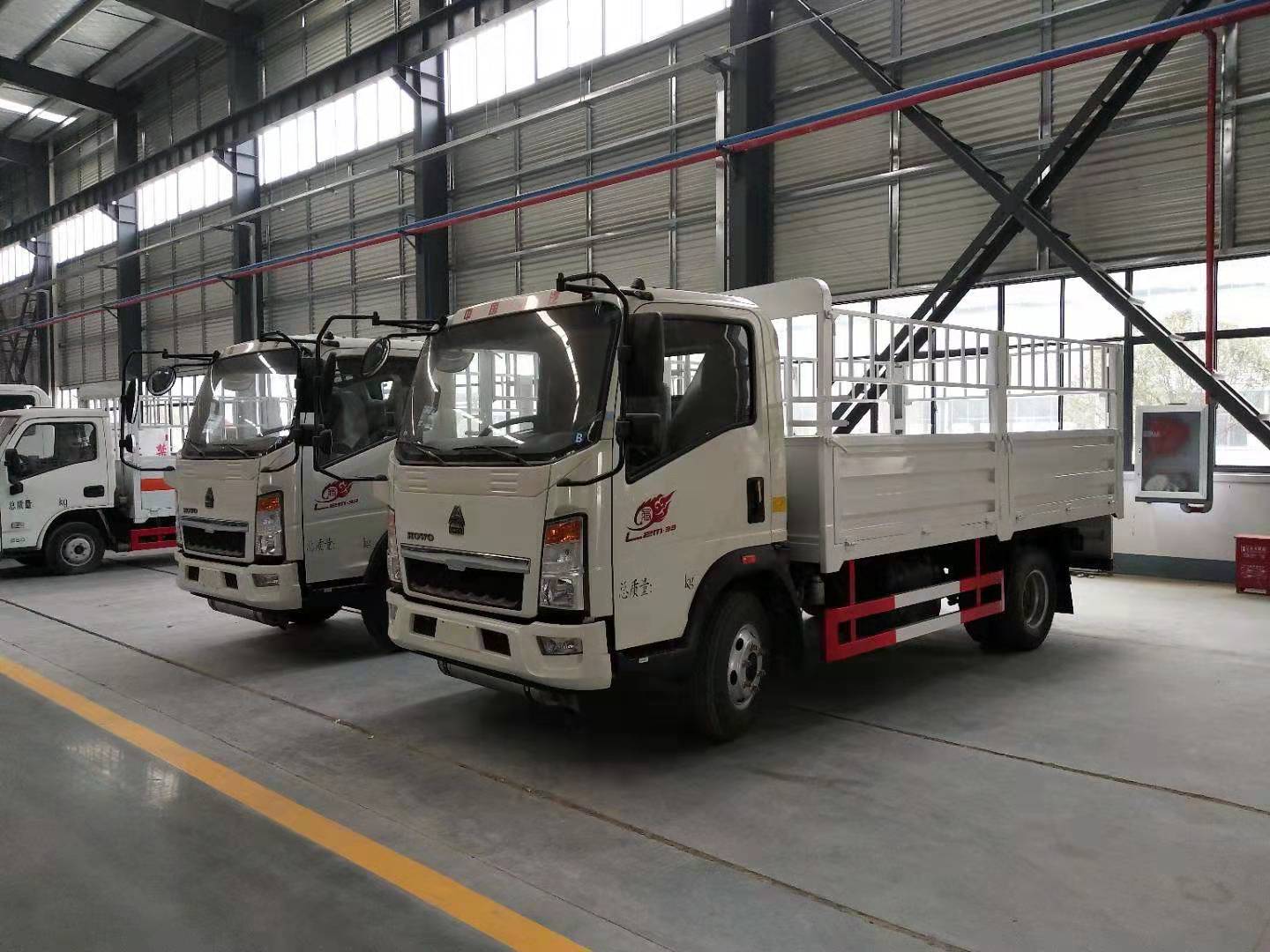 廣東清遠丁總訂購兩臺重汽豪沃4米2藍牌氣瓶運輸車發車